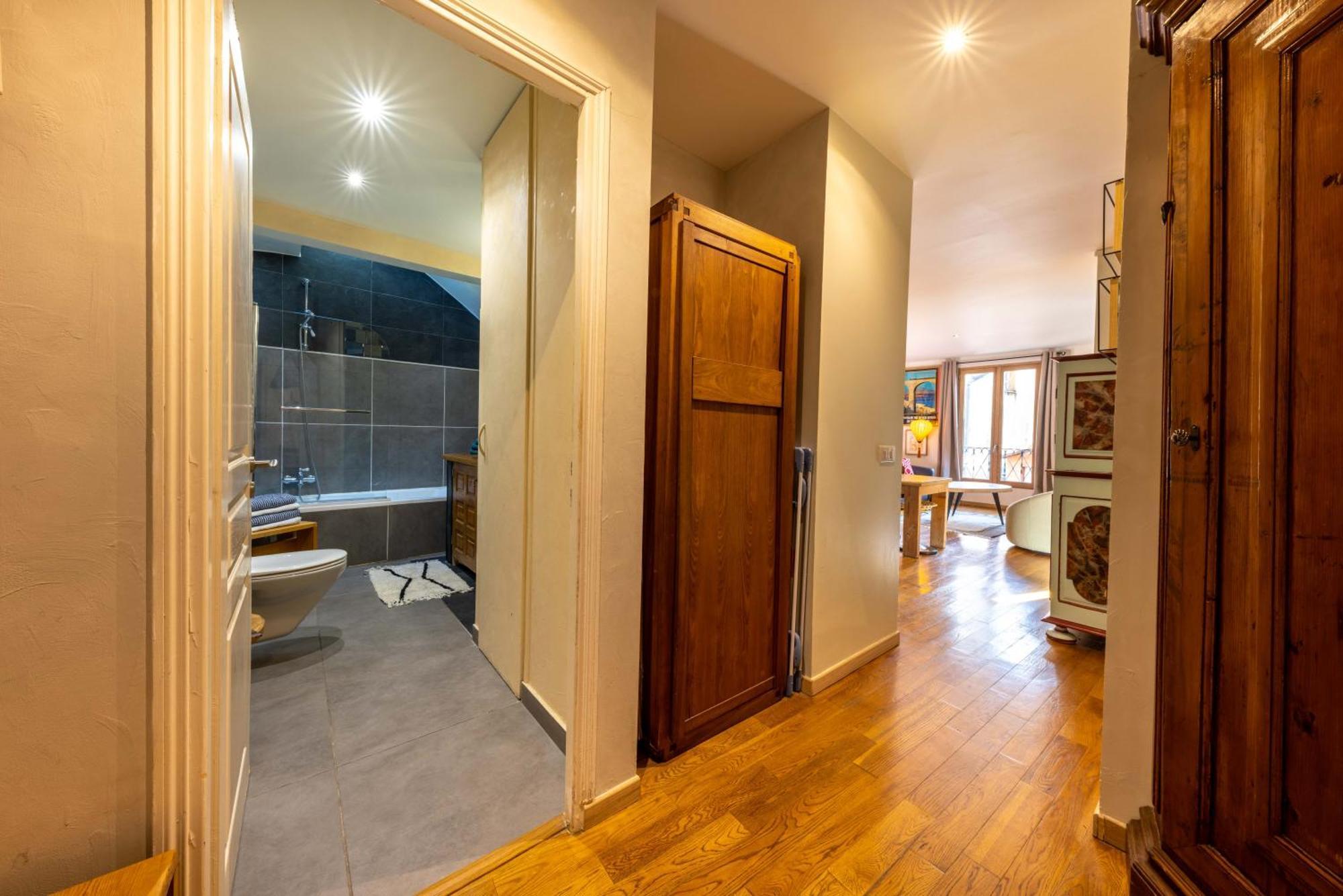 Spacious And Bright Flat Close To The : Heart Of Old Appartement *
